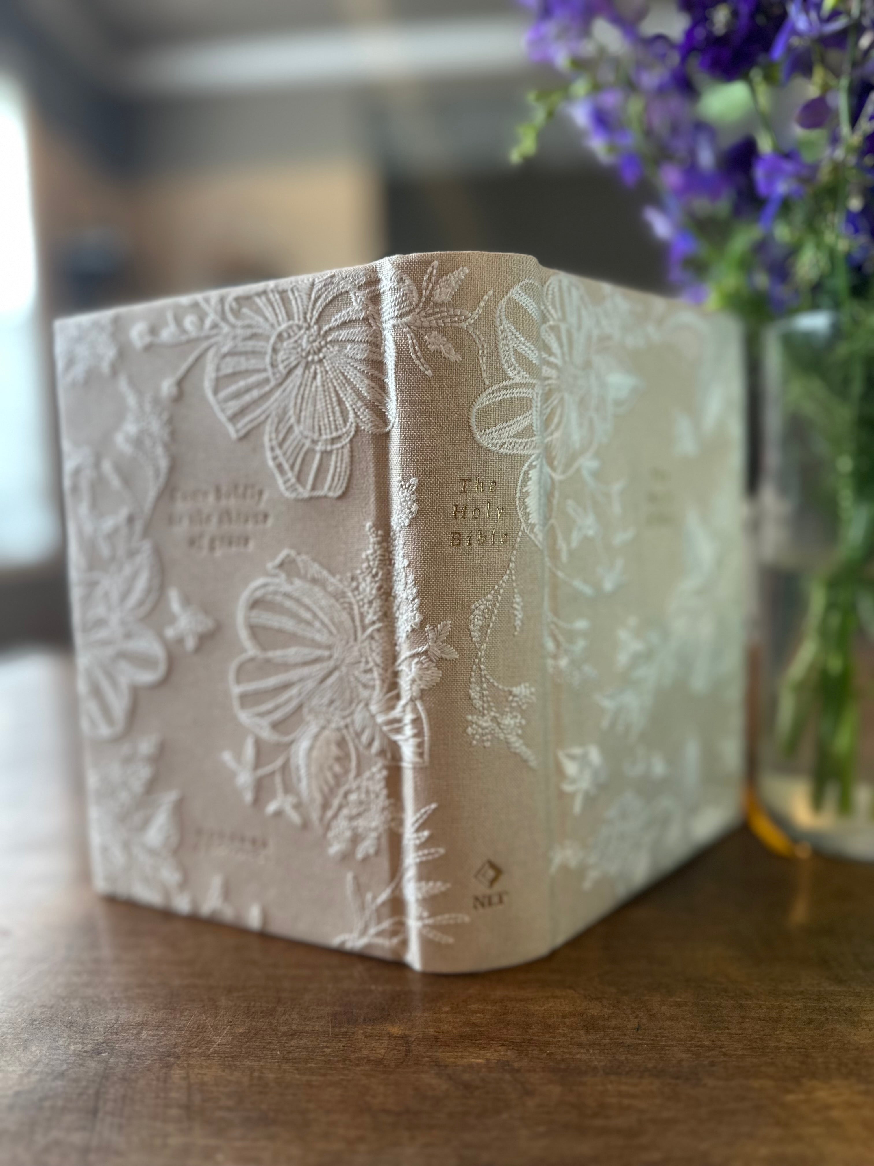 NLT Compact Bible: Casablanca Theme